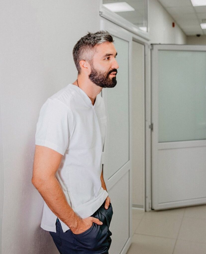 Здравствуйте, доктор, скажите, а мне пора оперировать веки?