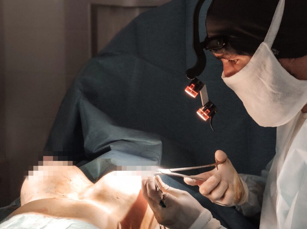 Передо мной стоит пациентка.