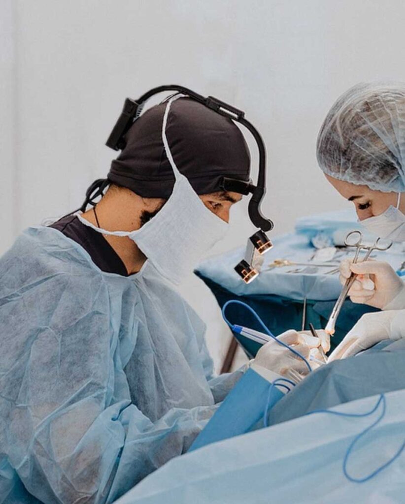 В нашей клинике ежедневно проходит порядка 20 пластических операций.